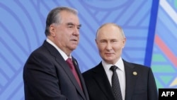 Президенты Таджикистана и России Эмомали Рахмон и Владимир Путин. 
