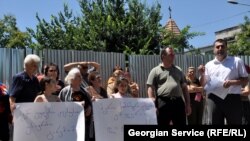 Участники акции утверждали, что строительство ведется с многочисленными нарушениями и представляет опасность для местных жителей