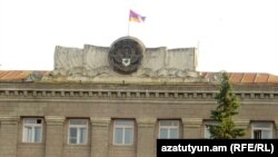 Флаг Нагорного Карабаха над главным правительственным зданием в Степанакерте