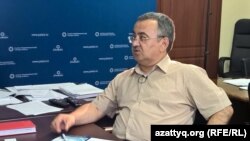 «Атамекен» кәсіпкерлер палатасының Алматы қаласы бойынша директоры міндетін атқарушы Юрий Тілеумұратов онлайн-конференция сұрақтарына жауап беріп отыр. Алматы, 15 тамыз 2015 жыл.
