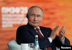 Президент Владимир Путин Санкт-Петербург Халқаро иқтисодий форуми сессиясида. 20 июнь, 2025 йил