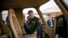Пятро Парашэнка падчас візыту на завод «Мотор Січ» у кастрычніку 2014